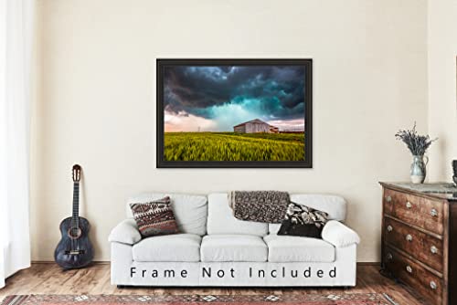 Снимка на страната Печат (без рамка) Изображение на буря, който минава за твърд плевнята на Пшеничном поле в