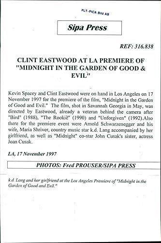 Реколта снимка К. С. Лонга с момиче в лос анджелесской премиерата на филма Полунощ в градината на доброто и