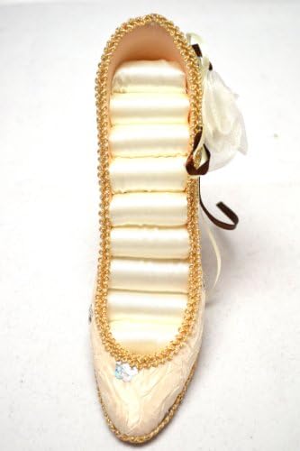 Елегантна Кремаво-Бели Обувки с Флорални Носа на висок ток и Високи Токчета с Пръстен-Притежател на