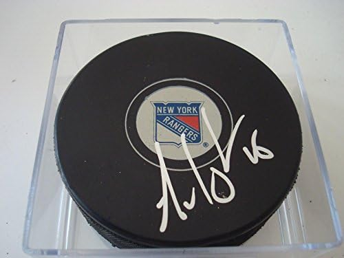 Хокейна шайба, с автограф Аррона Ашама Ню Йорк Рейнджърс с автограф a - за миене на НХЛ с автограф