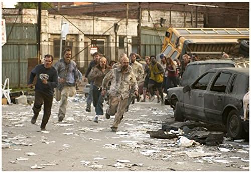 Зората на Мъртвите зомбита, тичат по улицата Снимка с размери 8 х 10 См